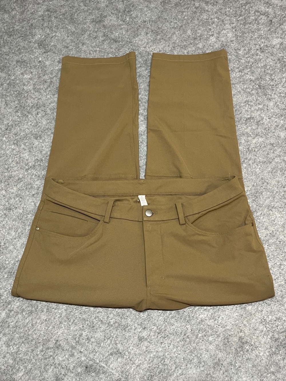 lululemon athletica Men's Chinos in Muted Olive